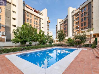 Piscina de Pis en venda en  Granada Capital amb Calefacció, Parquet i Piscina comunitària