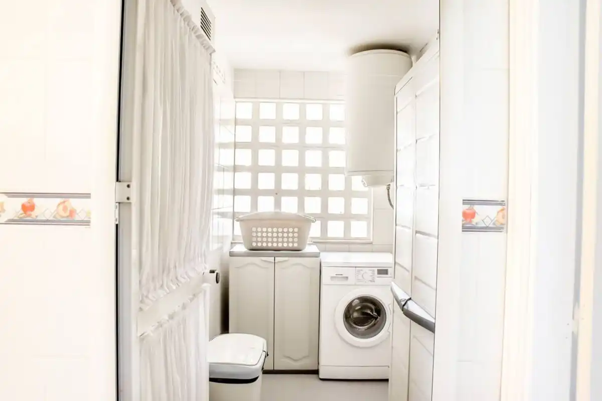 Baño de Dúplex de alquiler en Marbella con Terraza y Piscina comunitaria