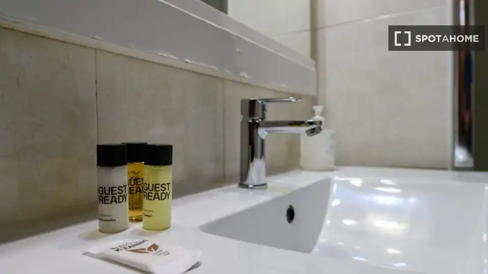 Badezimmer von Wohnung zur Miete in Madrid mit Klimaanlage, Heizung und Möbliert