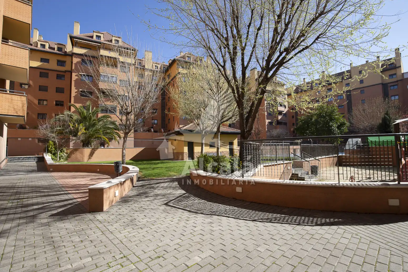 Exterior view of Flat for sale in Alcalá de Henares  with Air Conditioner, Heating and Private garden