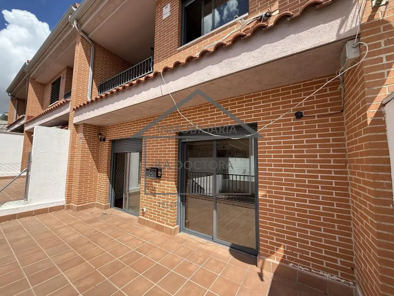 Vista exterior de Casa adosada en venta en Navalcarnero con Calefacción, Jardín privado y Terraza