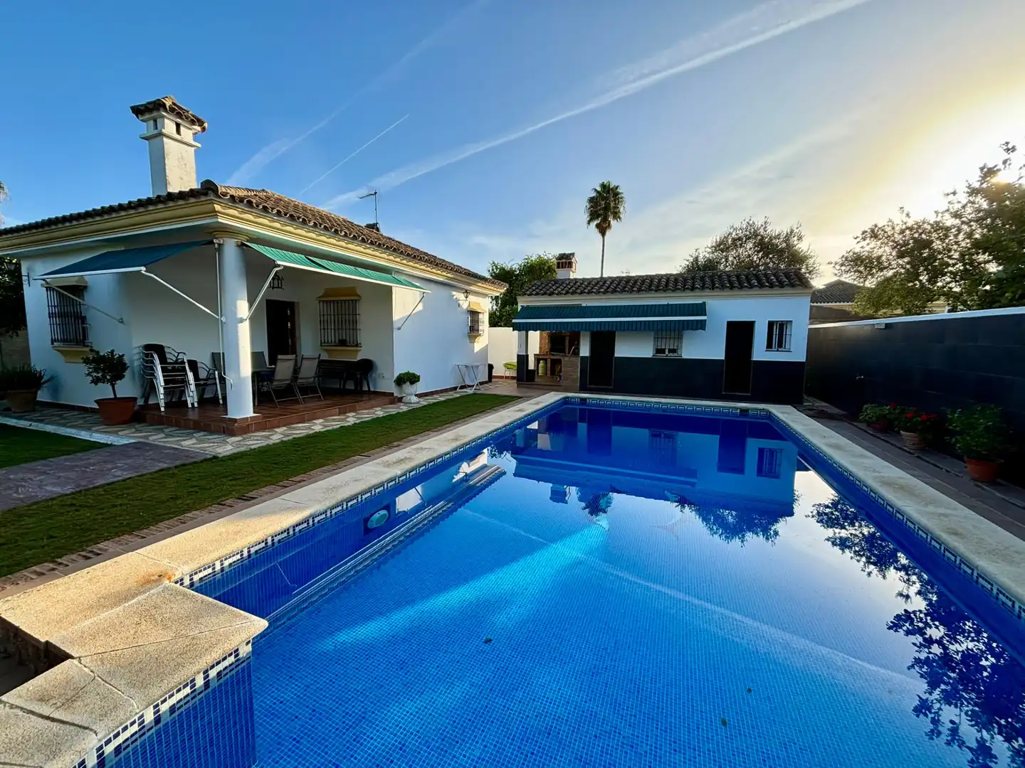 Vista exterior de Casa o xalet en venda en Arcos de la Frontera amb Jardí privat, Traster i Piscina