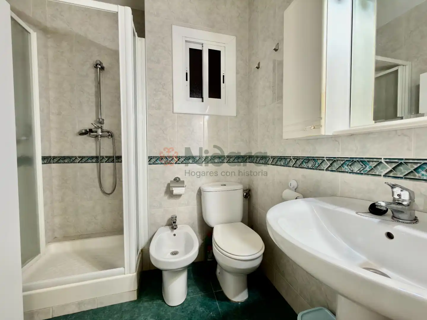 Badezimmer von Wohnung zum Verkauf in Barcelona mit Möbliert, Ofen und Balkon