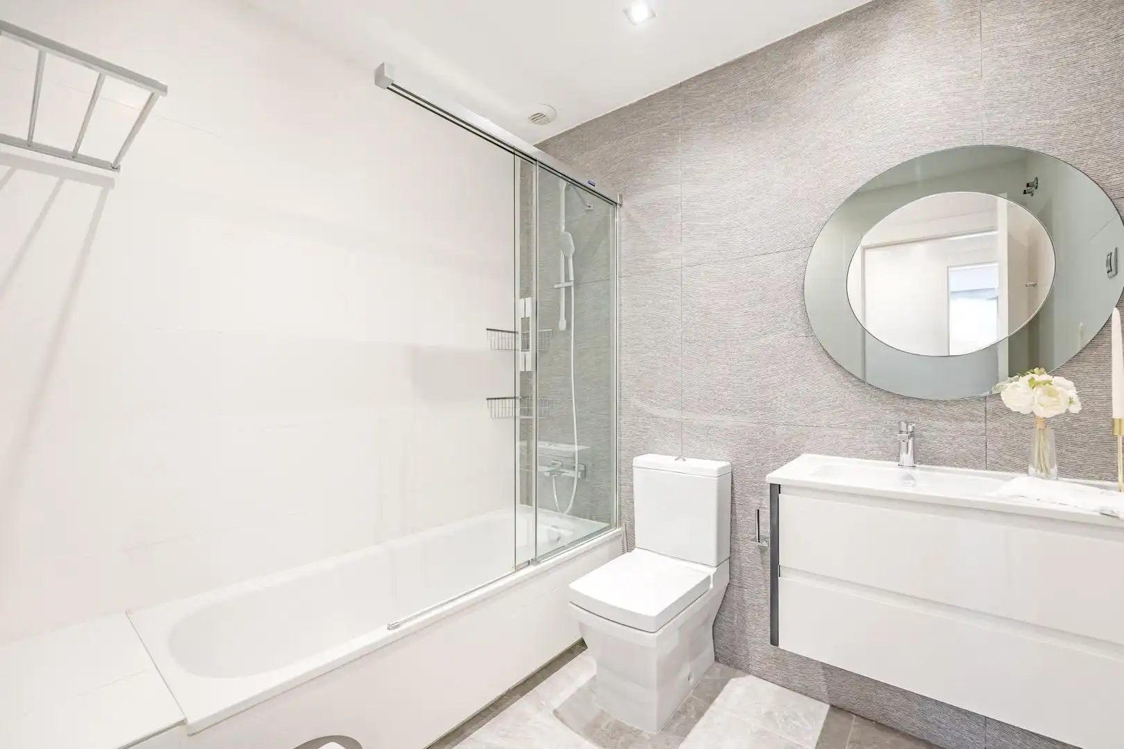 Bathroom of Ground floor for rent in Madrid  with Air Conditioner, Heating and Terrace