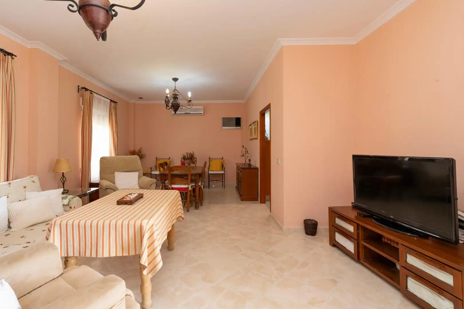 Sala d'estar de Casa o xalet en venda en Sanlúcar la Mayor amb Jardí privat, Traster i Piscina