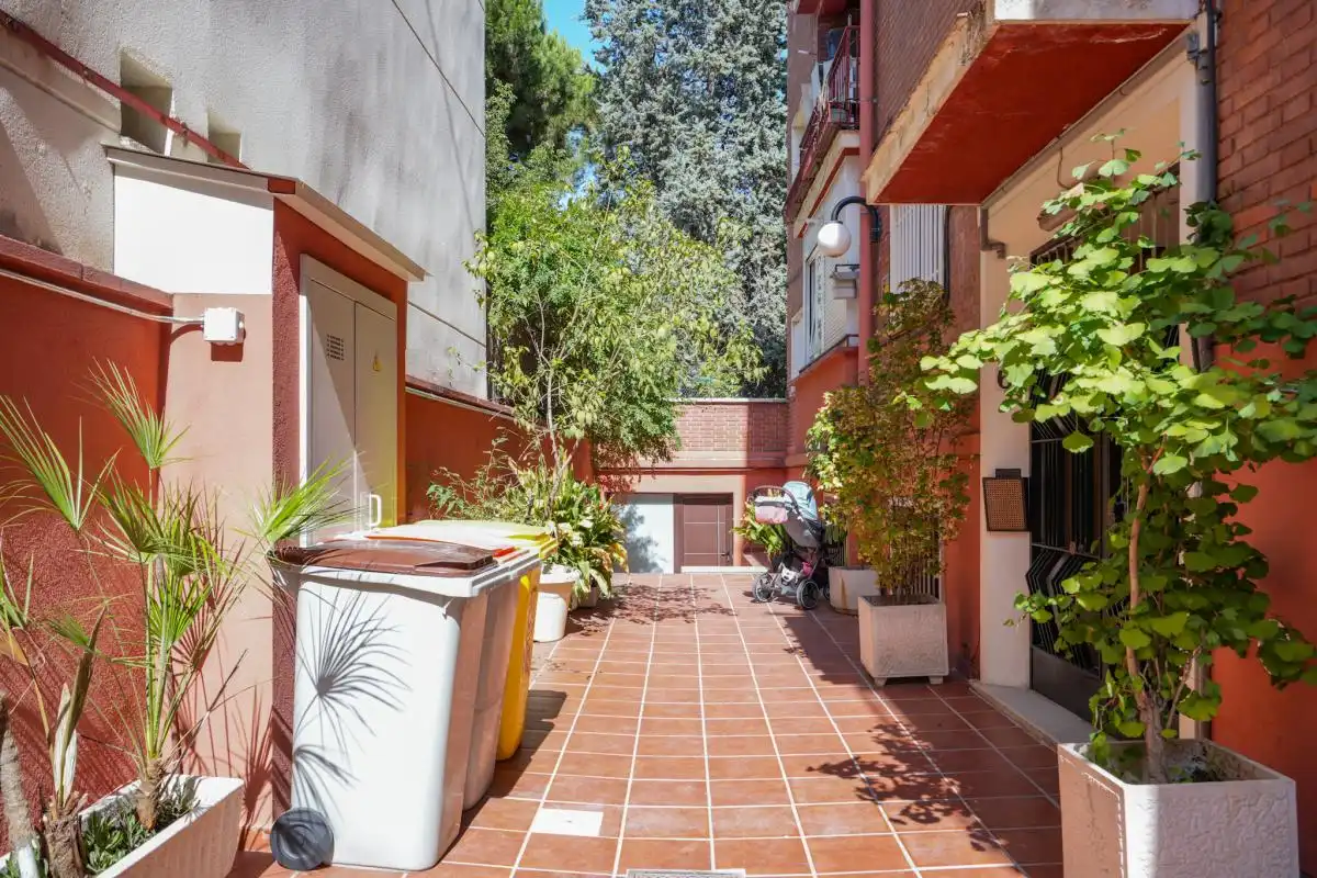 Vista exterior de Piso en venta en Madrid con Calefacción