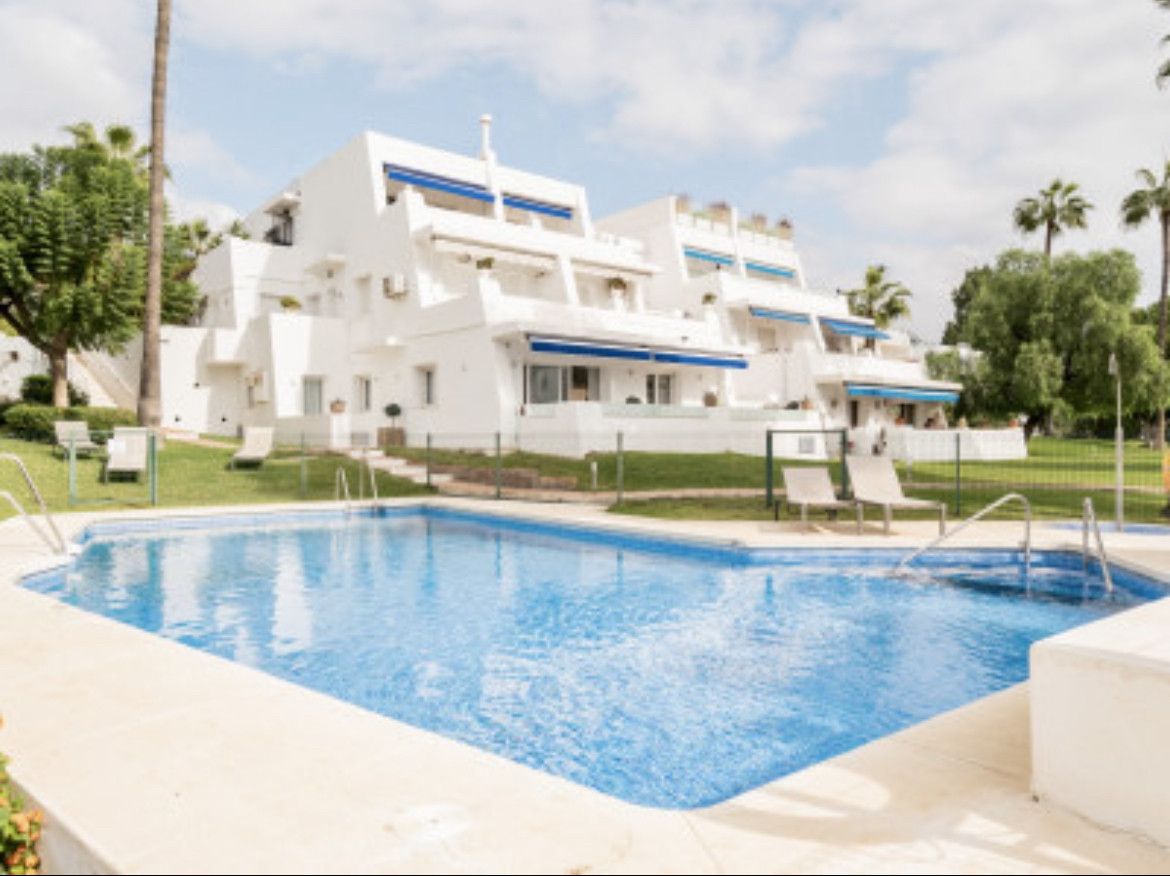 Vista exterior de Planta baixa en venda en Marbella amb Aire condicionat, Terrassa i Piscina
