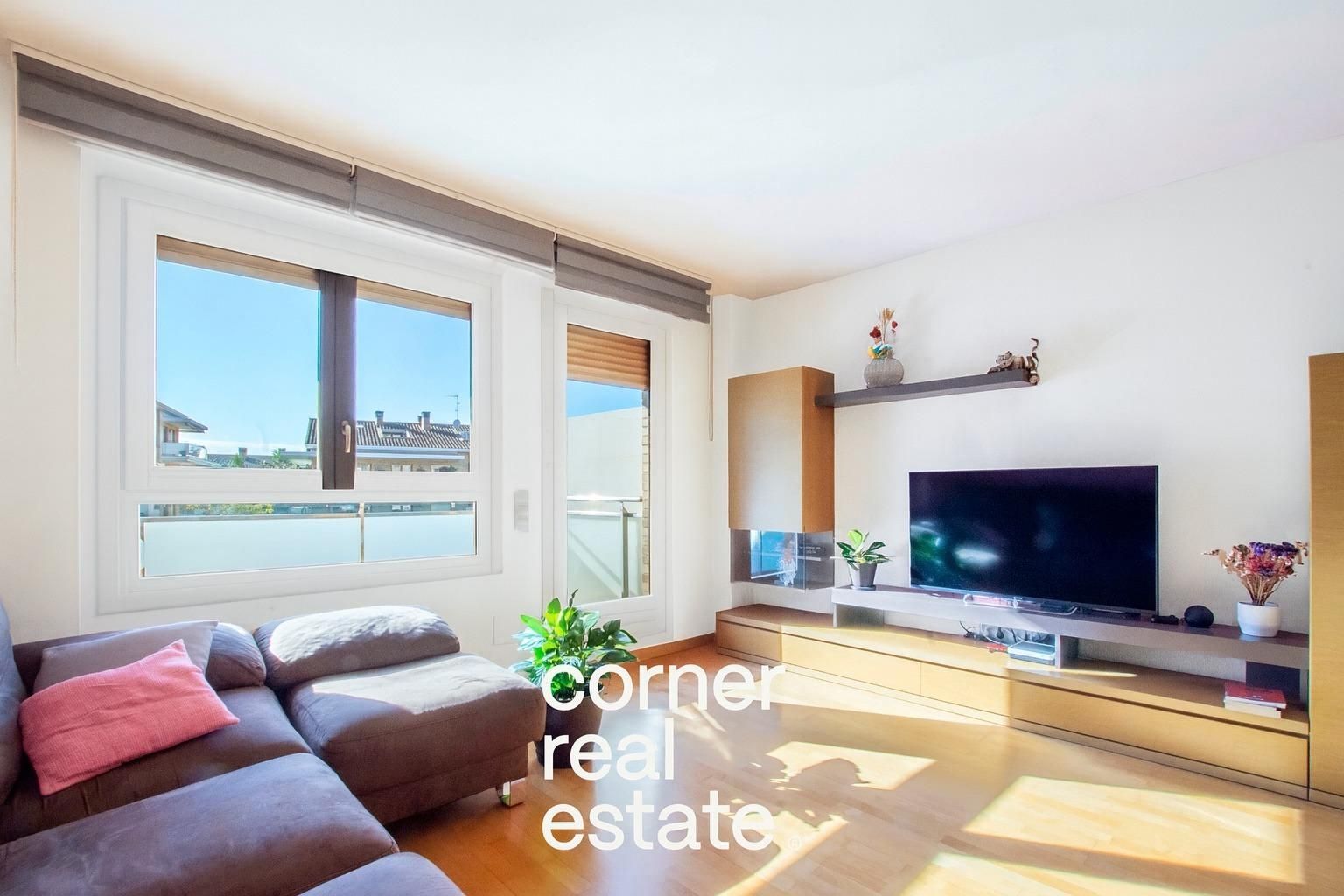 Living room of Flat for sale in Sant Cugat del Vallès  with Air Conditioner, Heating and Parquet flooring