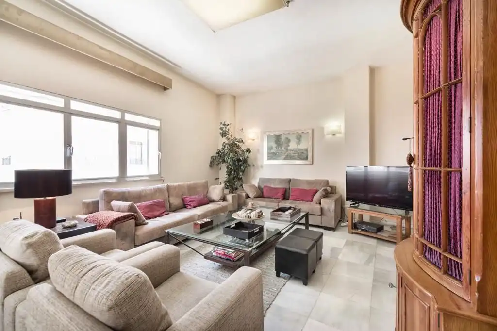 Sala d'estar de Casa o xalet de lloguer en Algeciras amb Aire condicionat i Moblat