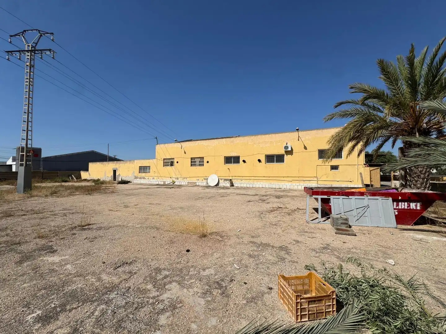 Außenansicht von Fabrikhallen zum Verkauf in Elche / Elx