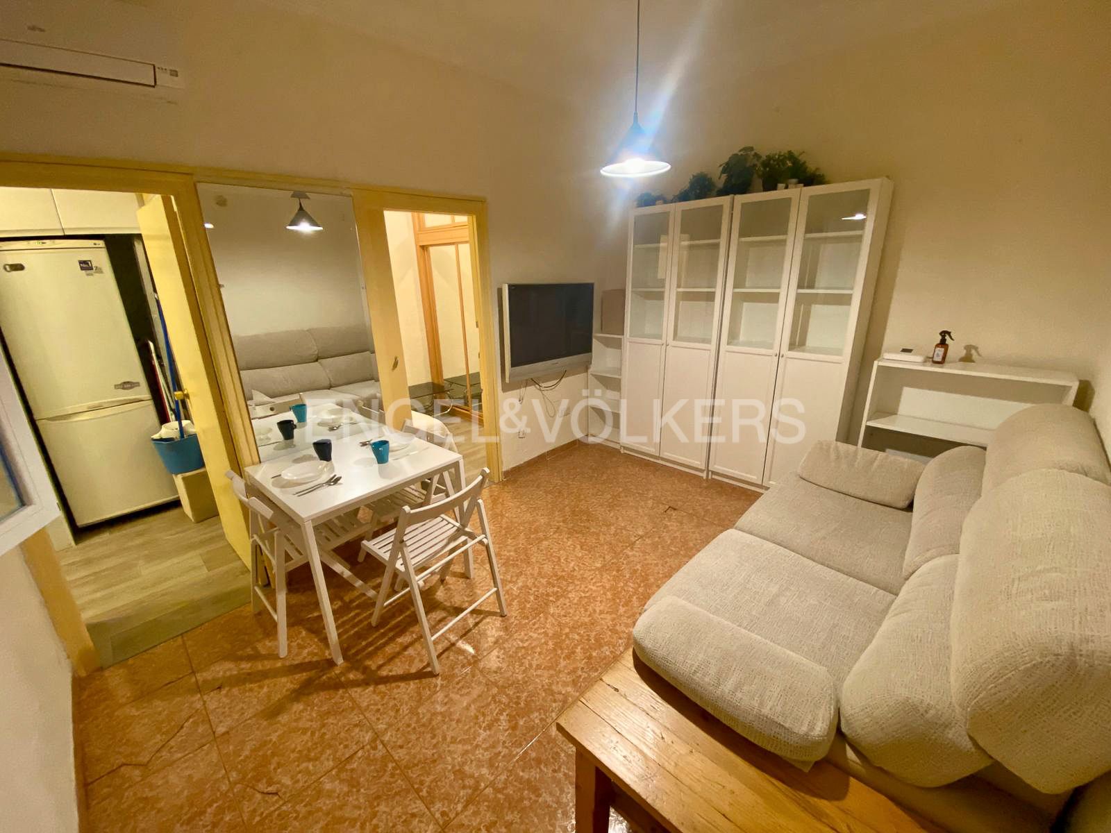 Sala d'estar de Apartament de lloguer en  Madrid Capital amb Aire condicionat, Calefacció i Moblat