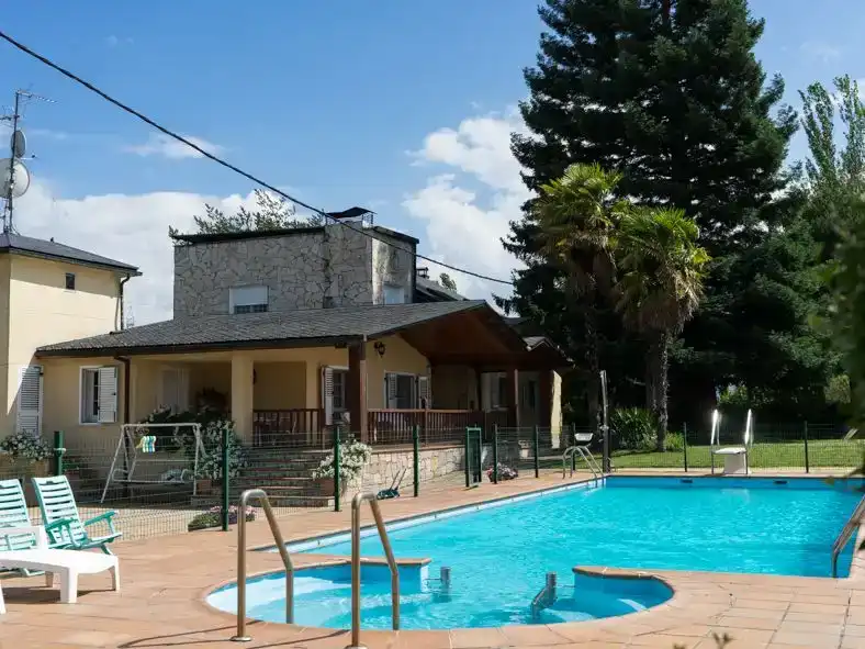 Piscina de Casa o xalet en venda en Ponferrada amb Piscina i Balcó