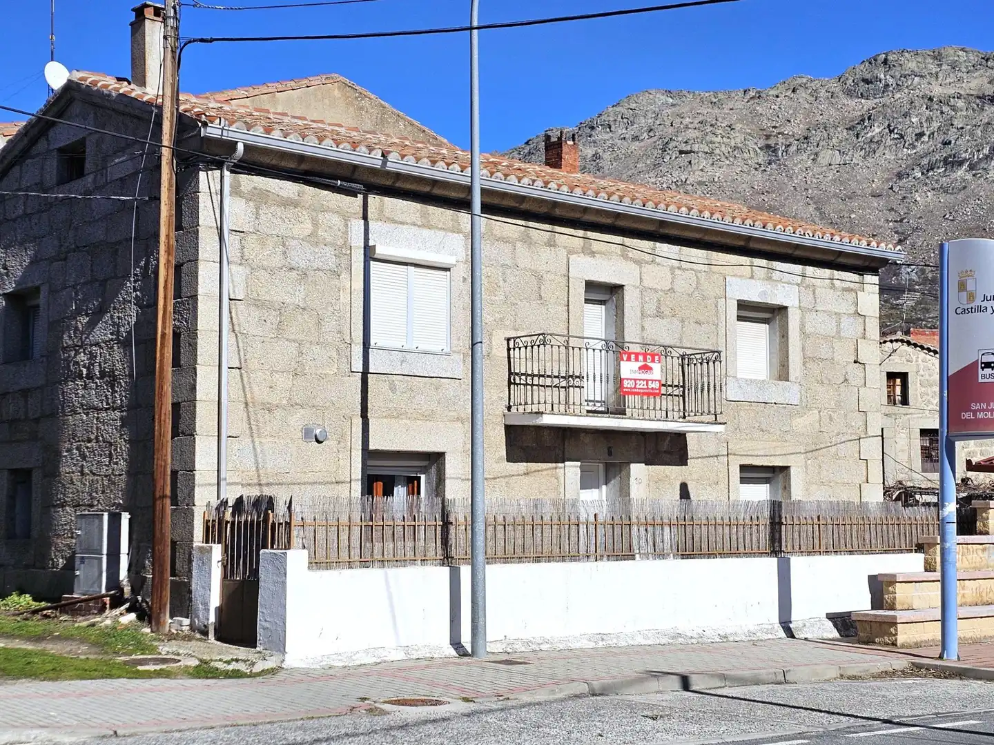 Vista exterior de Casa o xalet en venda en Navarredondilla amb Traster i Moblat