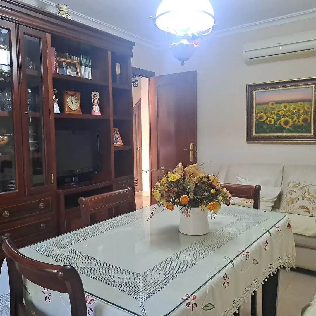 Sala d'estar de Casa adosada en venda en Dos Hermanas amb Aire condicionat, Traster i Piscina comunitària