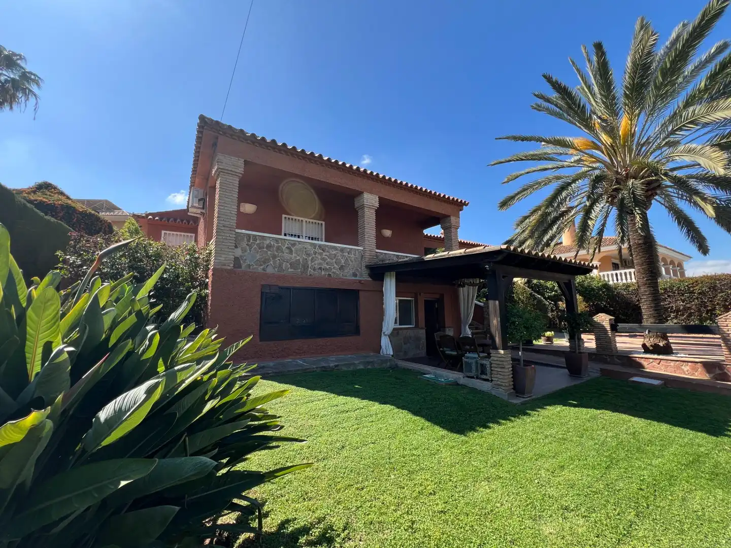 Vista exterior de Casa o xalet en venda en Alhaurín de la Torre amb Aire condicionat, Jardí privat i Terrassa