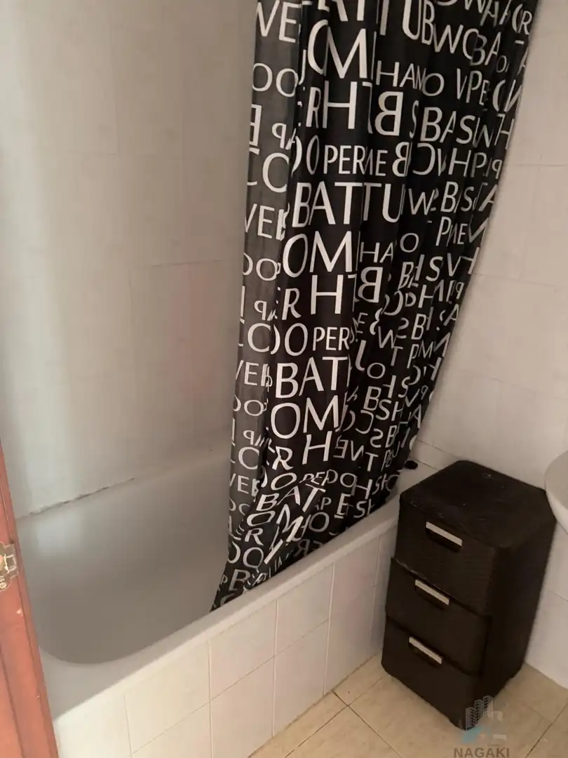 Badezimmer von Wohnung zum Verkauf in Salt mit Klimaanlage und Heizung