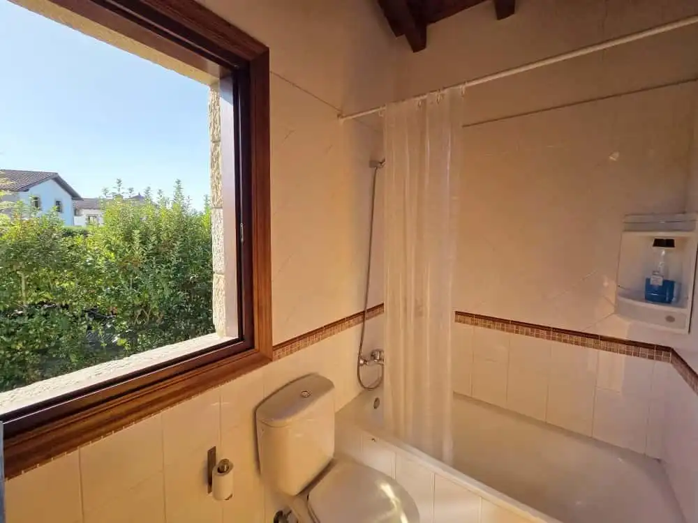 Bany de Casa adosada en venda en Ribamontán al Monte amb Calefacció, Jardí privat i Terrassa