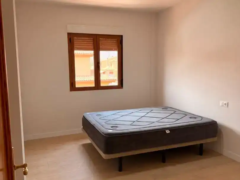 Dormitori de Dúplex de lloguer en El Pinós / Pinoso amb Jardí privat, Parquet i Moblat