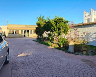 Vista exterior de Casa o xalet en venda en Chiclana de la Frontera amb Jardí privat i Terrassa