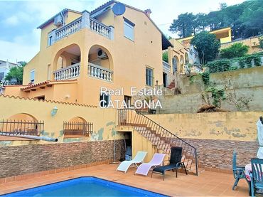 Villa con balcone in vendita a Serra Brava