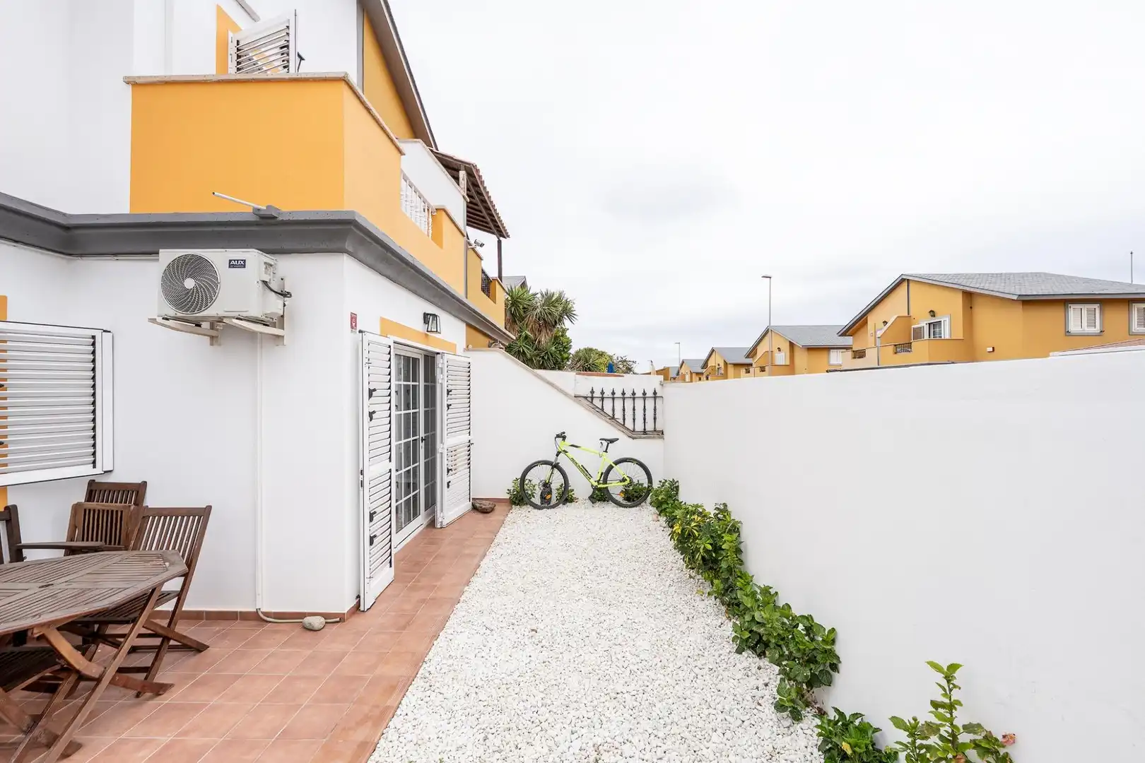 Vista exterior de Casa adosada en venta en San Bartolomé de Tirajana con Aire acondicionado, Jardín privado y Terraza