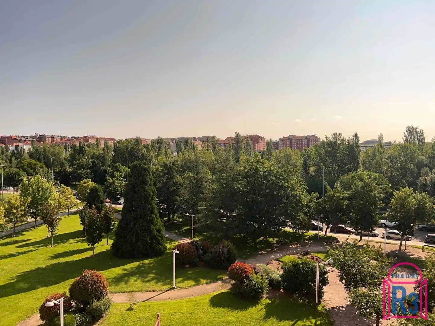 Vista exterior de Pis de lloguer en León Capital  amb Calefacció, Terrassa i Traster