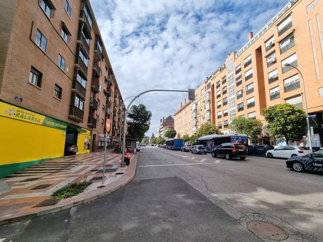 Local comercial en Alquiler en Calle de la Esfinge en Canillejas