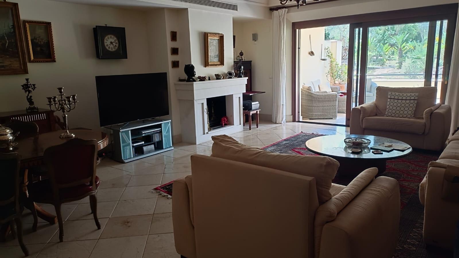 Sala d'estar de Pis en venda en Sotogrande amb Jardí privat, Terrassa i Balcó