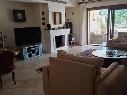 Sala d'estar de Pis en venda en Sotogrande amb Jardí privat, Terrassa i Balcó