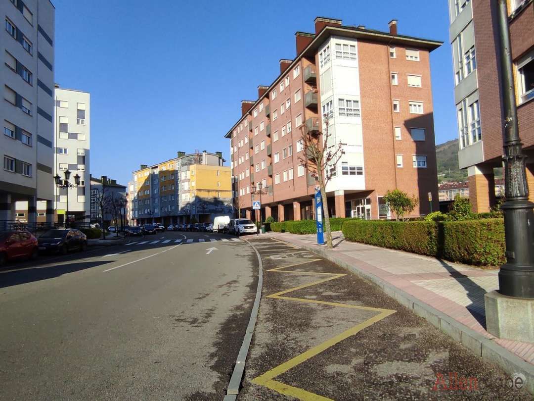 Vista exterior de Local en venda en Oviedo 