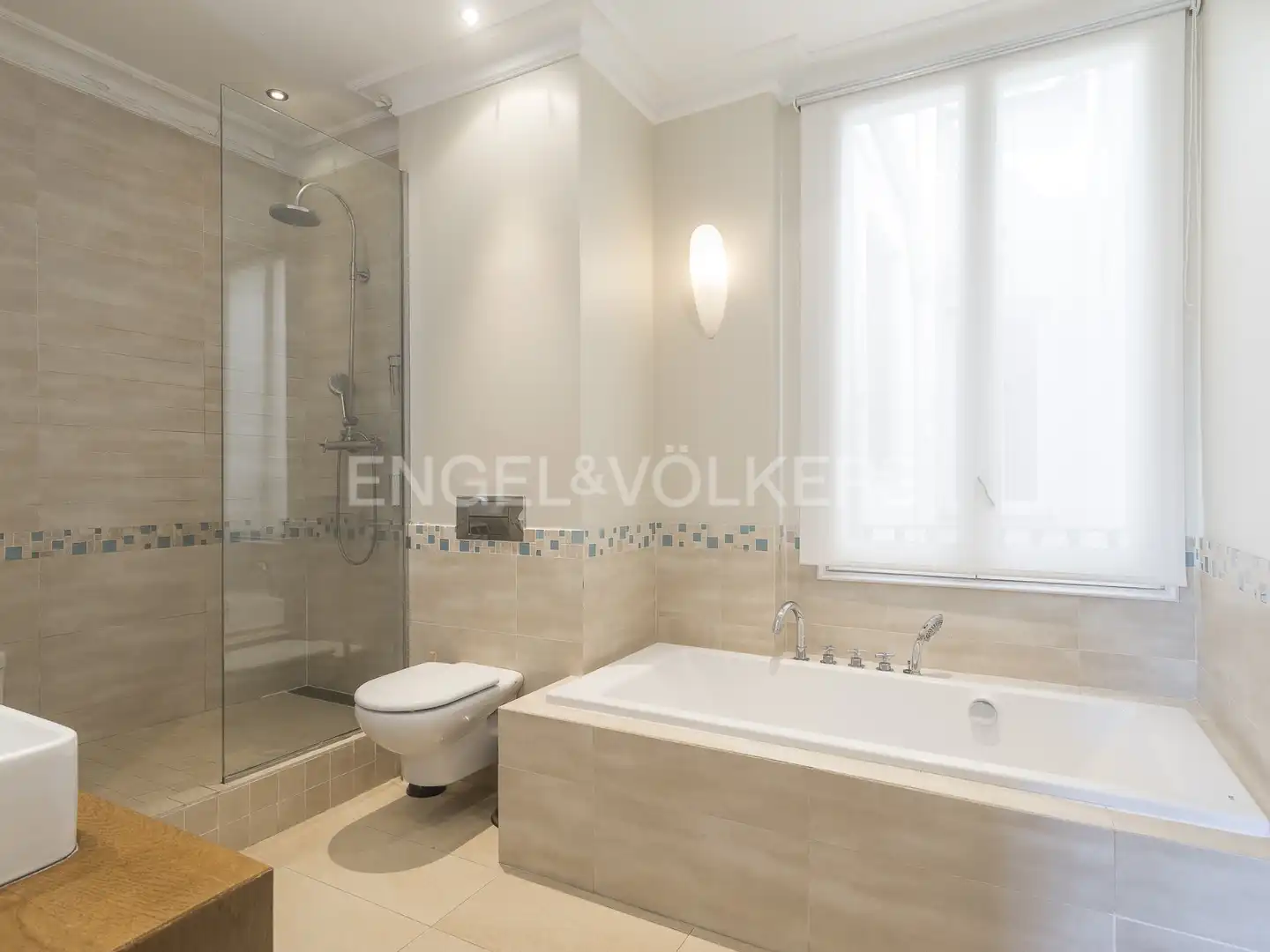 Badezimmer von Dachboden zur Miete in Barcelona mit Klimaanlage, Heizung und Parkett