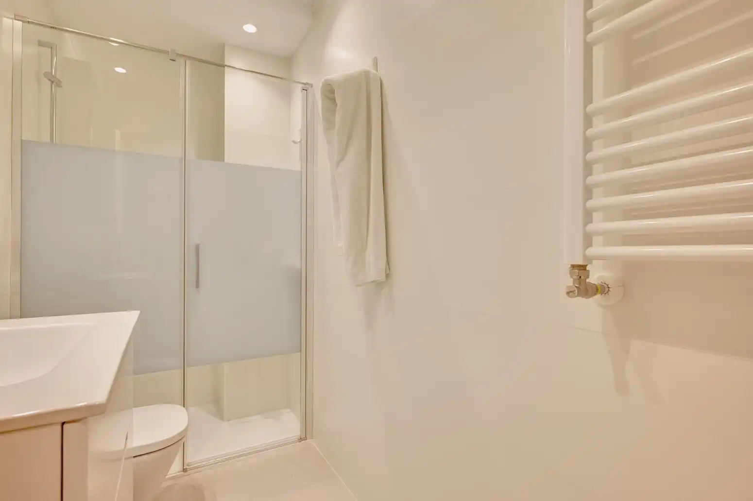 Bathroom of Flat for sale in  Pamplona / Iruña  with Heating and Parquet flooring