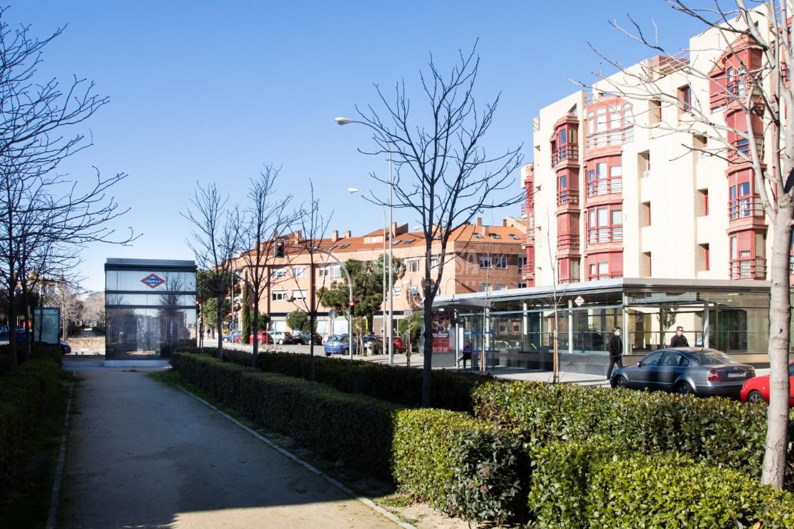 Vista exterior de Estudio en venta en  Madrid Capital con Piscina comunitaria