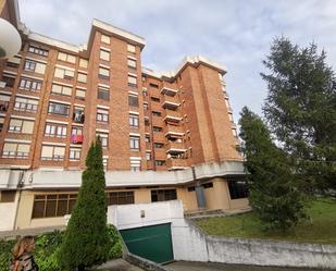 Vista exterior de Pis en venda en Torrelavega  amb Calefacció, Jardí privat i Parquet