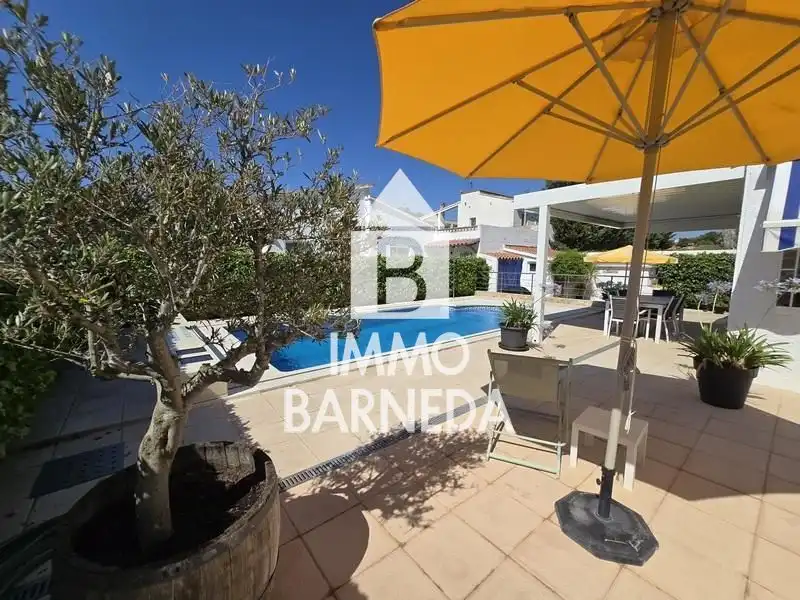 Vista exterior de Casa o xalet en venda en Empuriabrava amb Aire condicionat, Calefacció i Jardí privat