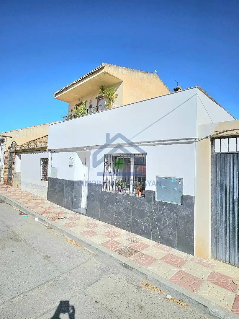 Vista exterior de Casa o xalet en venda en La Zubia amb Aire condicionat