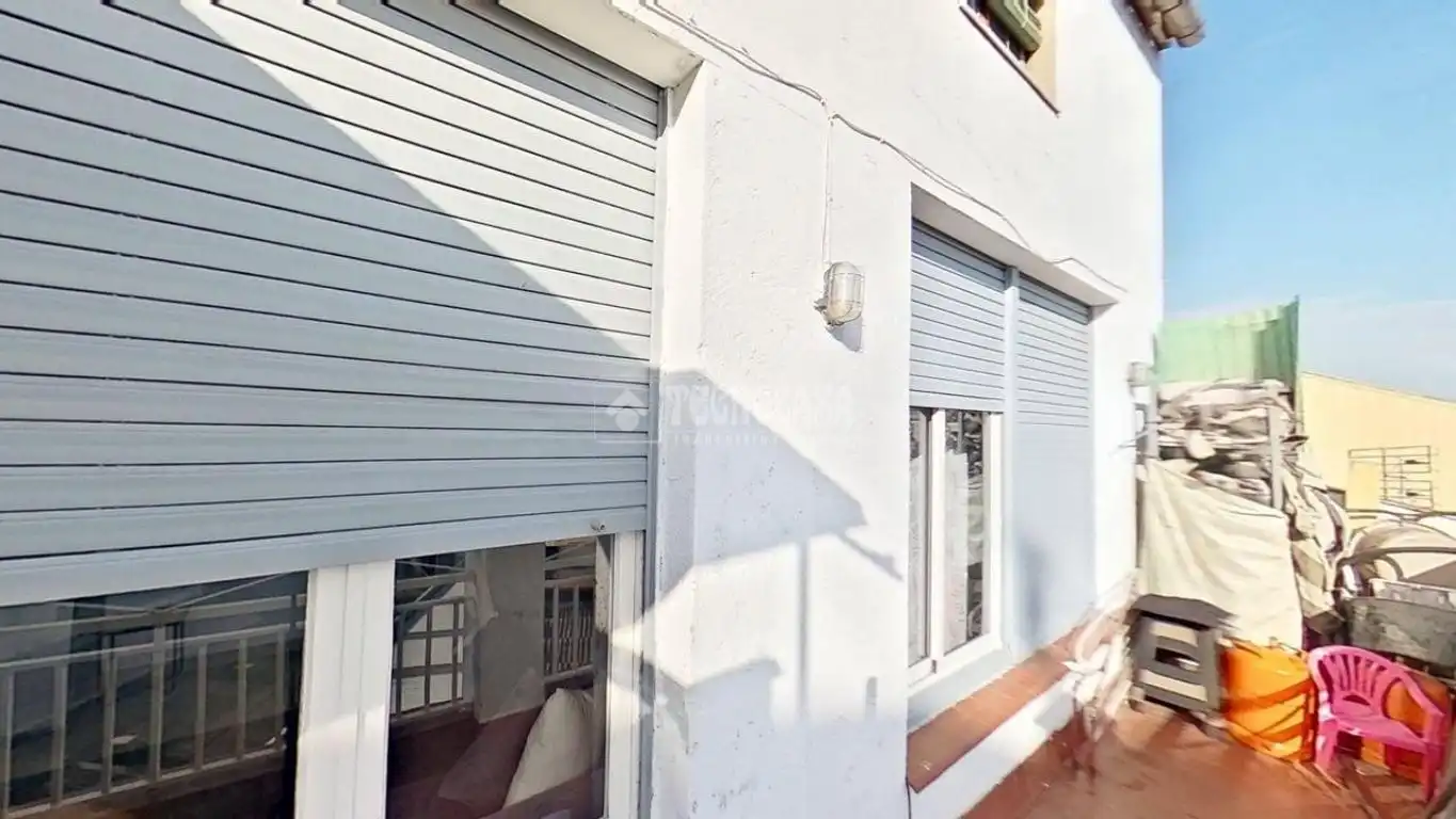Vista exterior de Pis en venda en Manresa amb Terrassa i Balcó