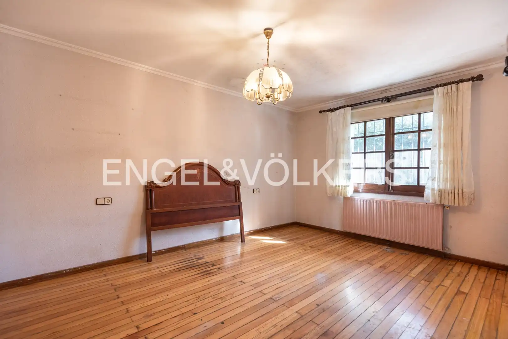 Sala d'estar de Casa o xalet en venda en Gijón  amb Calefacció, Jardí privat i Traster