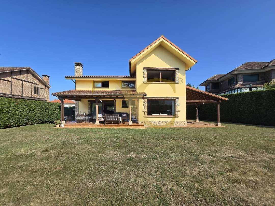 Vista exterior de Casa o xalet en venda en Gijón  amb Calefacció, Terrassa i Piscina