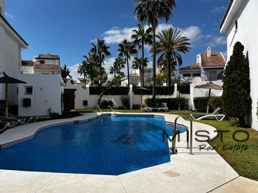 Casa a schiera con balcone in vendita a Calle Almogia-naranjos Marbella