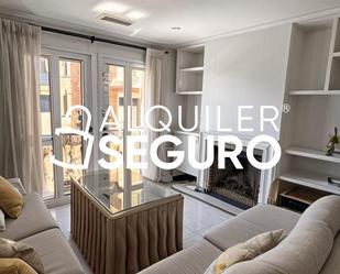 Sala d'estar de Pis de lloguer en San Juan de Aznalfarache amb Aire condicionat, Piscina i Moblat