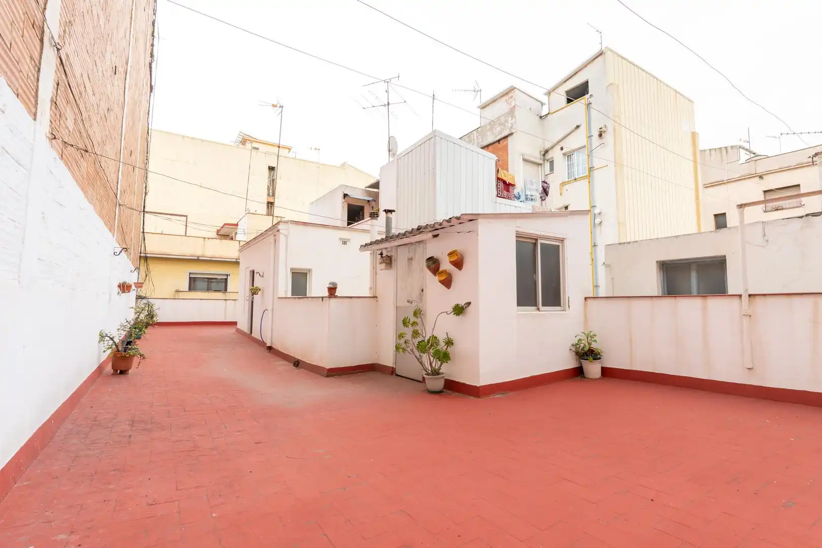 Vista exterior de Casa adosada en venta en L'Hospitalet de Llobregat con Terraza
