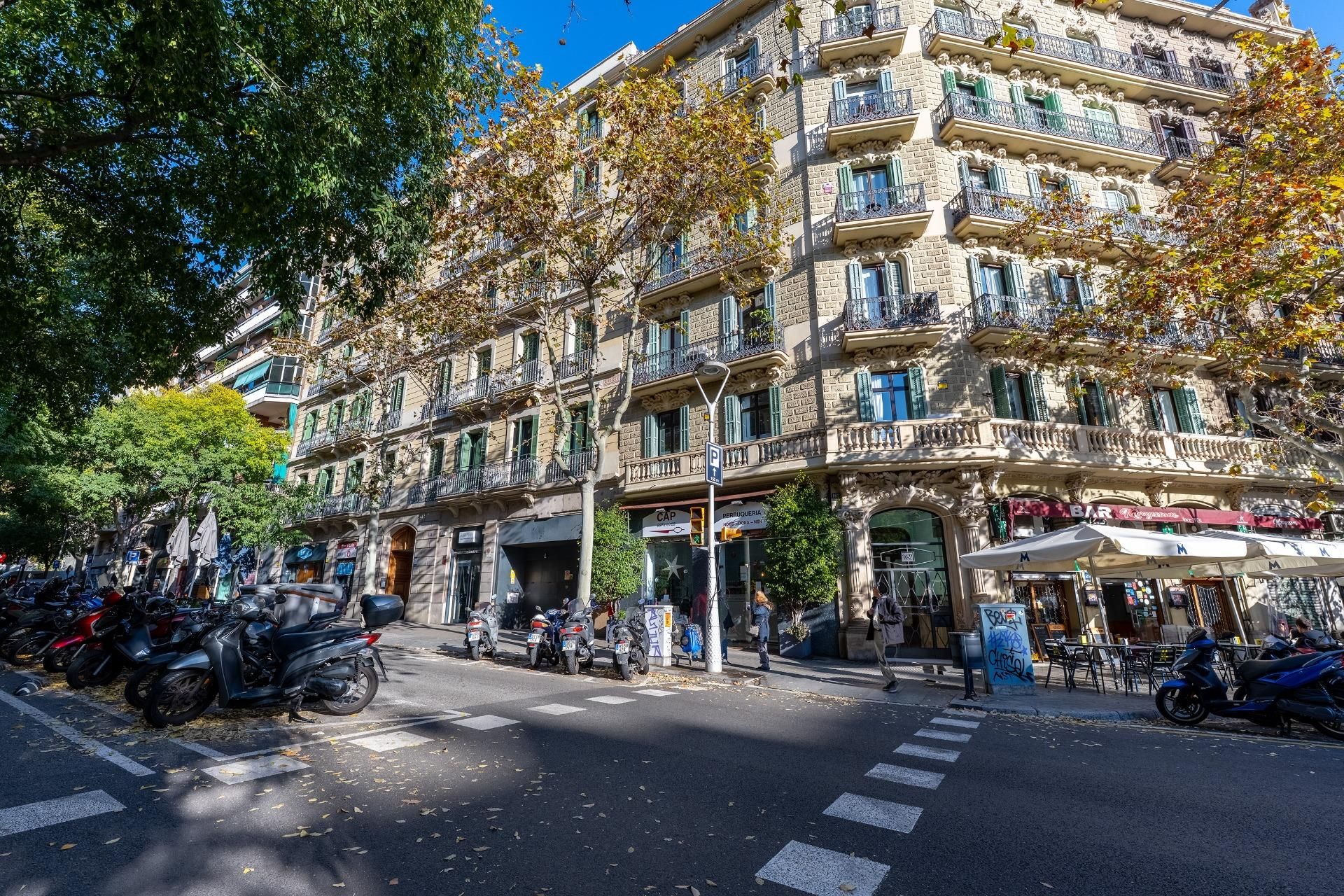 Exterior view of Apartment for sale in  Barcelona Capital  with Air Conditioner, Private garden and Terrace