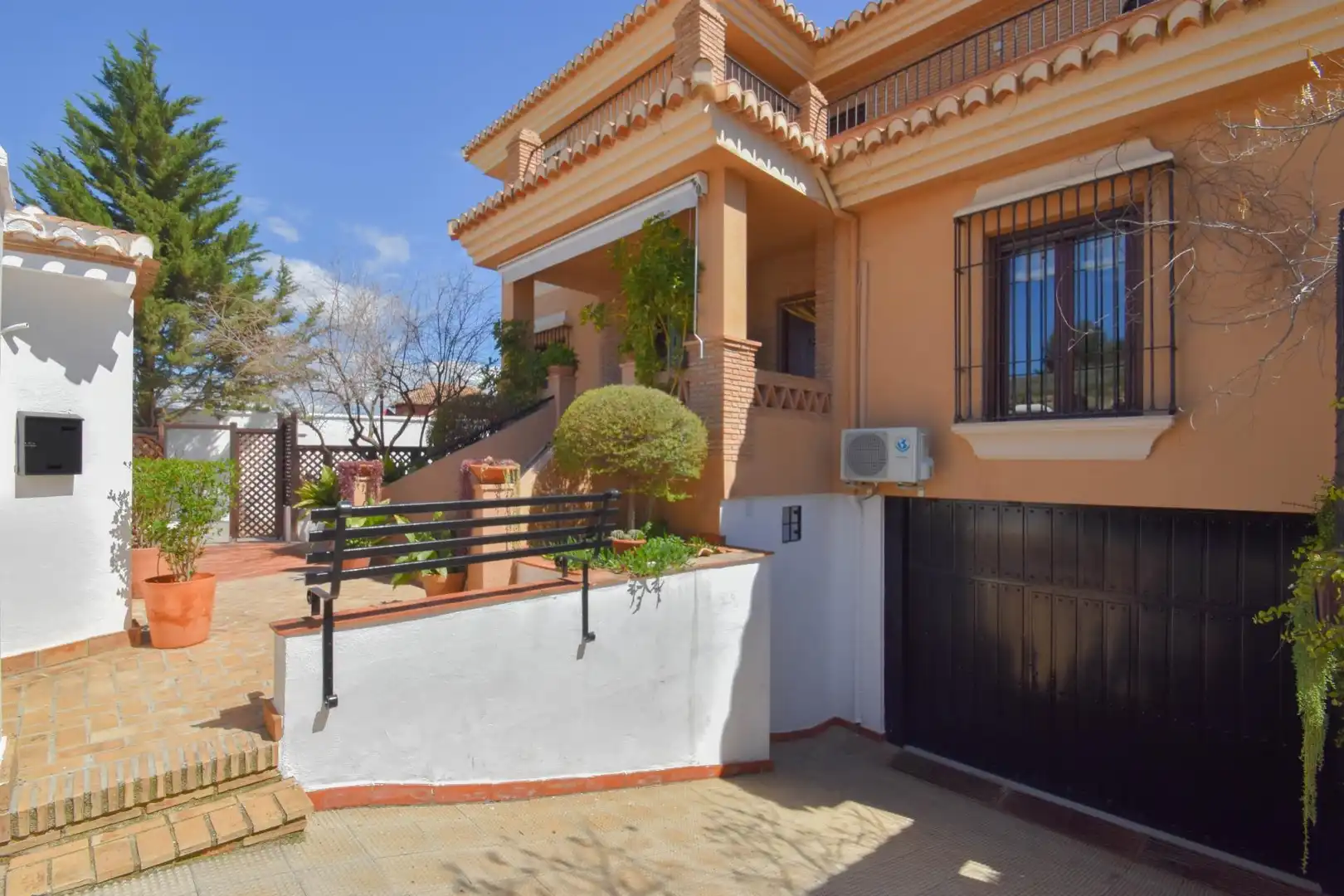 Vista exterior de Casa o xalet en venda en Las Gabias amb Aire condicionat, Calefacció i Jardí privat