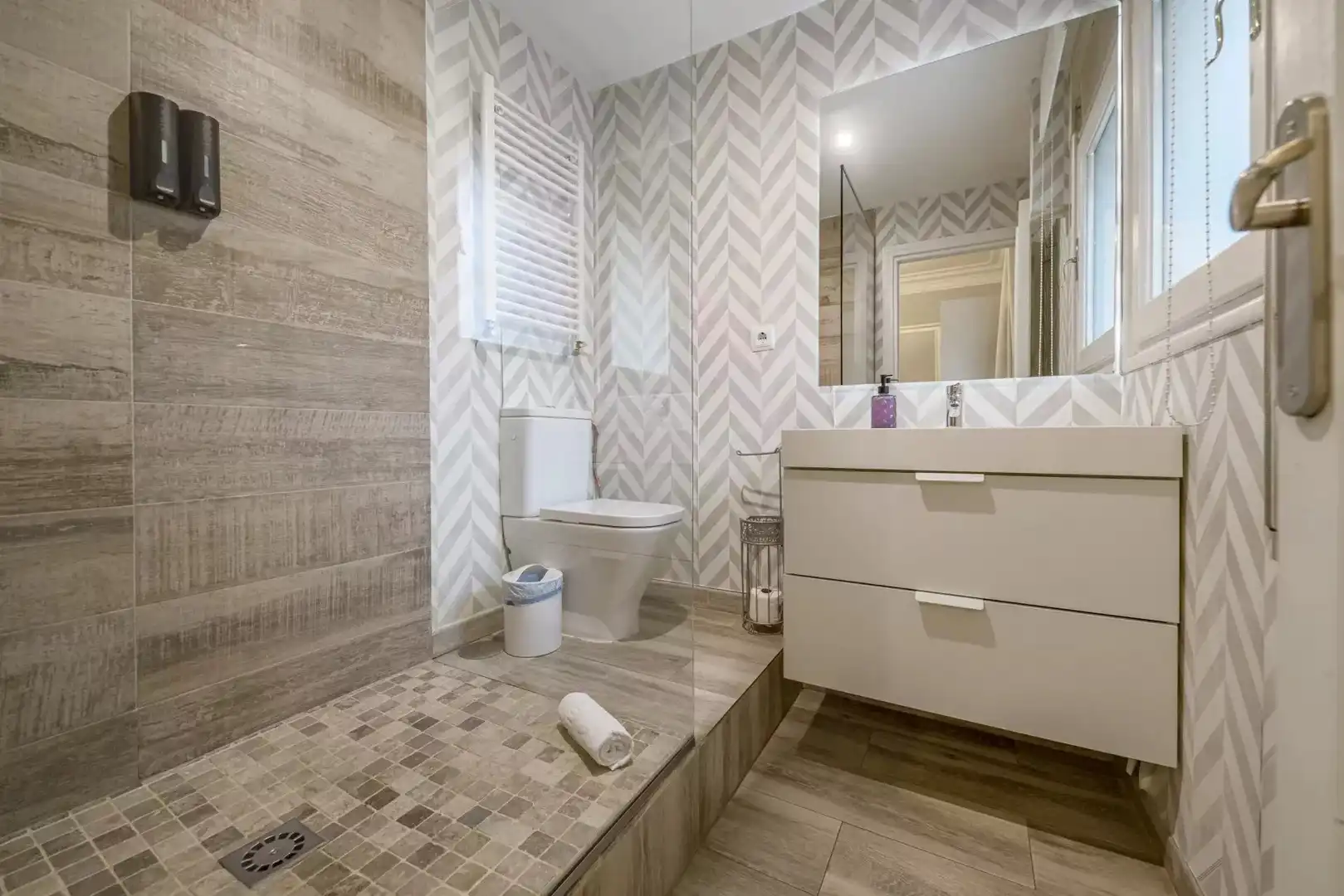 Bathroom of Flat for rent in Madrid  with Air Conditioner, Heating and Terrace