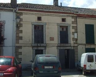 Vista exterior de Casa adosada en venda en Alameda del Valle amb Jardí privat