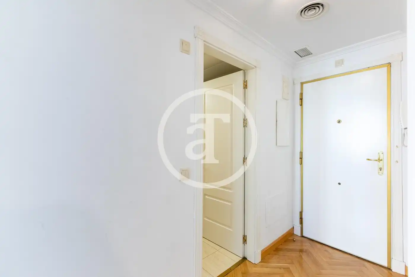 Flat for rent in Madrid  with Air Conditioner, Heating and Furnished