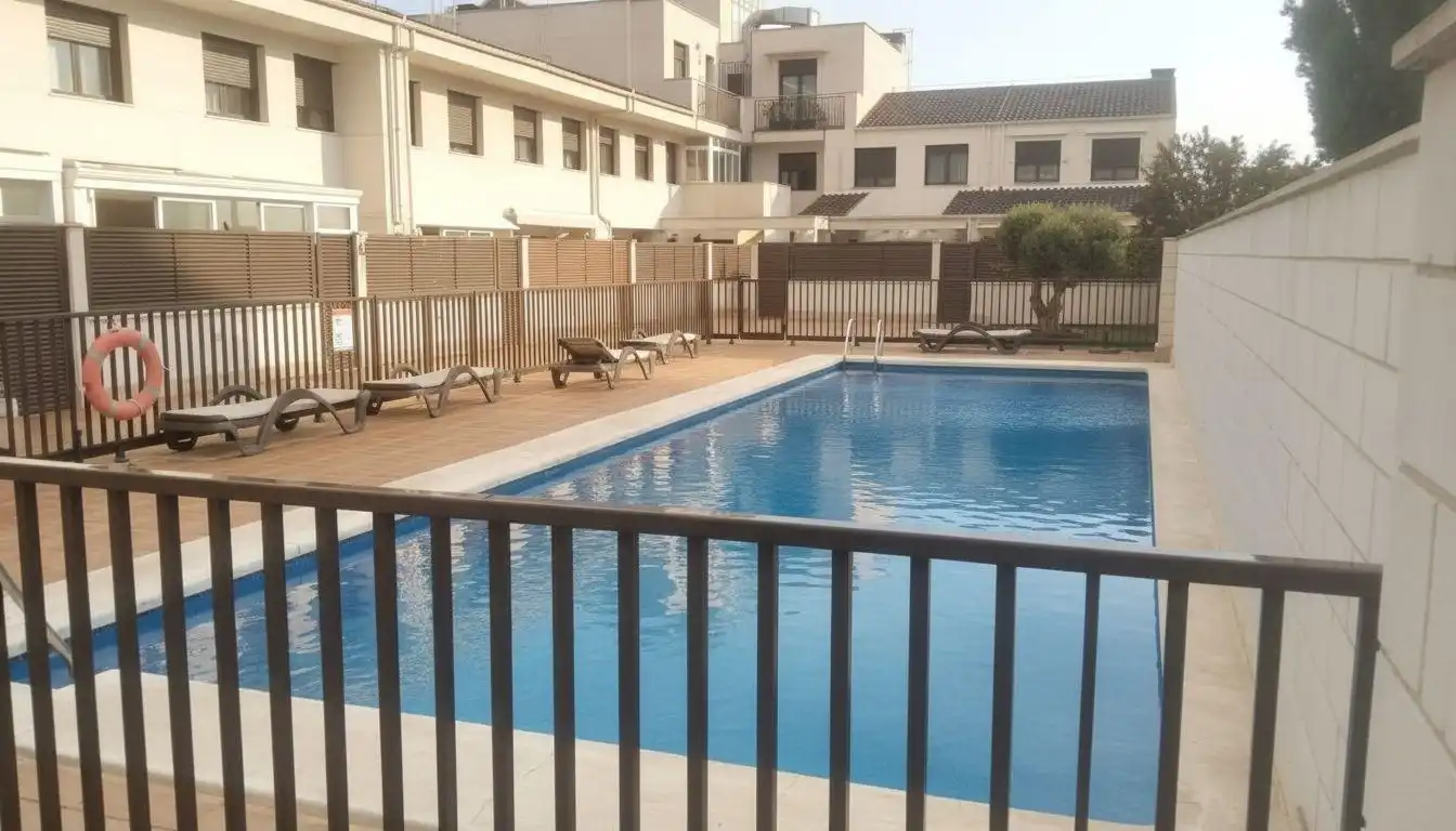 Piscina de Casa adosada en venda en Albacete amb Aire condicionat, Calefacció i Jardí privat