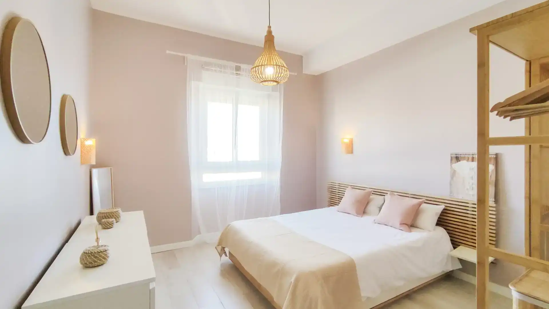 Schlafzimmer von Dachboden zur Miete in Málaga mit Klimaanlage, Abstellraum und Möbliert