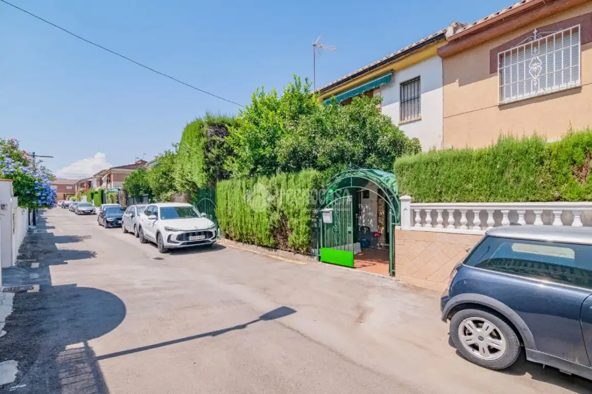 Vista exterior de Casa adosada en venda en Armilla amb Jardí privat, Terrassa i Balcó